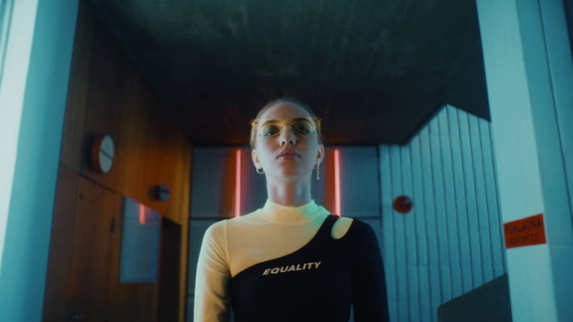 Video Reference: Eyewear, Shoulder, Head, Glasses, Room, Sunglasses, Neck, Vision care, Photography, T-shirt, Person, Standing, Man, Front, Holding, Woman, Young, Table, Black, Shirt, White, Kitchen, Wearing, Laptop, Mirror, Large, Water, Board, Umbrella, Blue, Human face, Clothing
