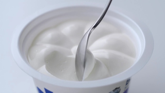 Video Reference: White, Food, Frozen yogurt, Crème fraîche, Dairy, Cream, Sour cream, Lactose, Filmjölk, Breakfast, Person