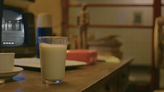 Video Reference: Drink, Alcoholic beverage, Food, Hemp milk, Smoothie, Juice, Distilled beverage, Raw milk, Cocktail, Horchata, Person