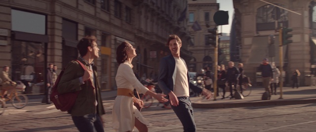 Video Reference: Snapshot, Pedestrian, Fun, Scene, Photography, Walking, Street, Conversation, Tourism