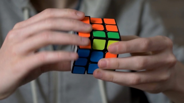 Video Reference: Toy, Rubik cube, Puzzle, Mechanical puzzle, Play, Hand, Finger, Thumb