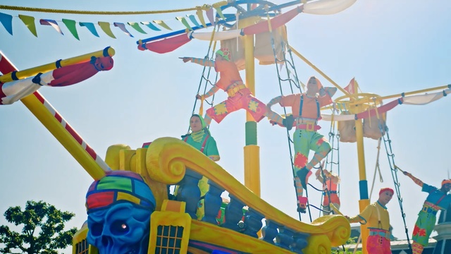 Video Reference: Public space, Amusement park, Amusement ride, Outdoor play equipment, Playground, Fun, Chute, Recreation, Leisure, Nonbuilding structure, Person