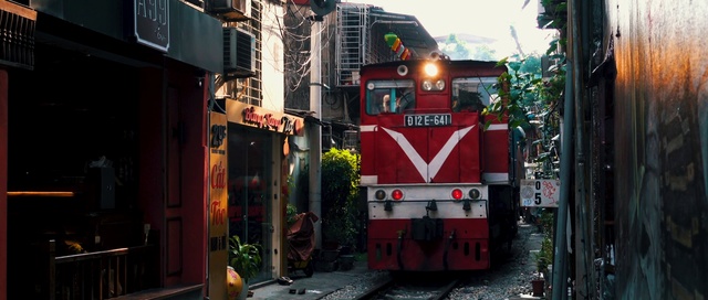 Video Reference: Transport, Rolling stock, Vehicle, Mode of transport, Locomotive, Train, Track, Railway, Public transport, Railroad car