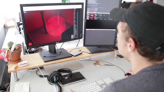 Video Reference: Personal computer, Desktop computer, Computer monitor, Technology, Electronic device, Computer, Output device, Display device, Screen, Office, Person