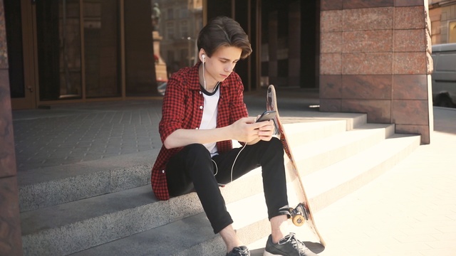 Video Reference: Musical instrument, Street fashion, Leg, Sitting, Shoe, Waist, Knee, Trousers, Jeans, Person