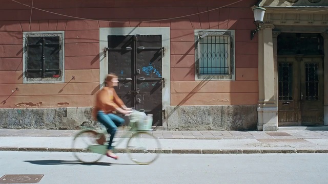 Video Reference: Barechested, Male, Snapshot, Vehicle, Leg, Recreation, Bicycle, Hula hoop