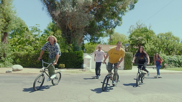 Video Reference: Bicycle, Cycling, Cycle sport, Vehicle, Recreation, Mode of transport, Bicycle accessory, Sports equipment, Road bicycle, Tree