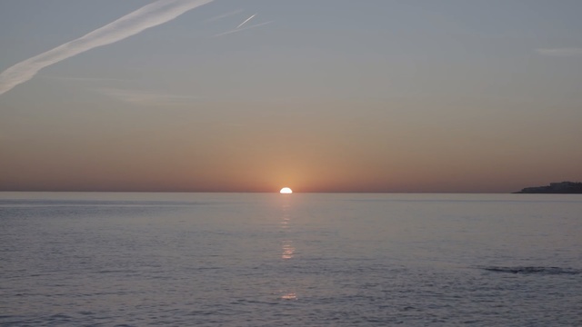 Video Reference: Horizon, Sky, Sea, Calm, Atmospheric phenomenon, Sunset, Water resources, Sunrise, Sun, Morning