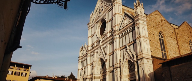 Video Reference: Landmark, Architecture, Building, Sky, Classical architecture, Medieval architecture, Facade, Basilica, City, Place of worship