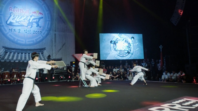 Video Reference: performance, entertainment, sport venue, games, competition, public event, performance art, competition event, event, contact sport, Person