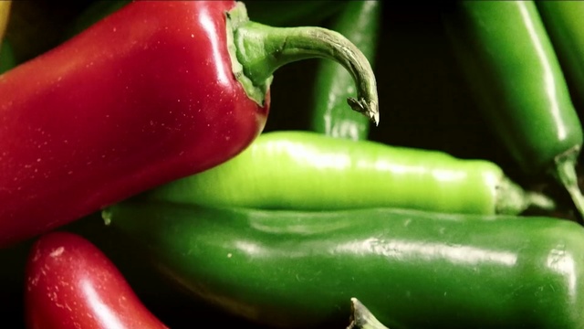 Video Reference: natural foods, vegetable, chili pepper, local food, serrano pepper, bell peppers and chili peppers, peperoncini, cayenne pepper, produce, close up