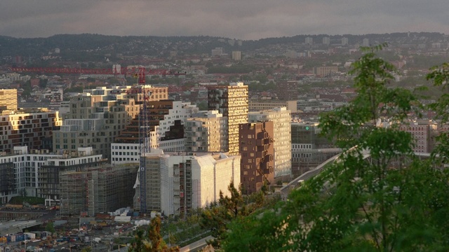 Video Reference: Metropolitan area, Cityscape, City, Urban area, Skyline, Metropolis, Human settlement, Skyscraper, Tower block, Building