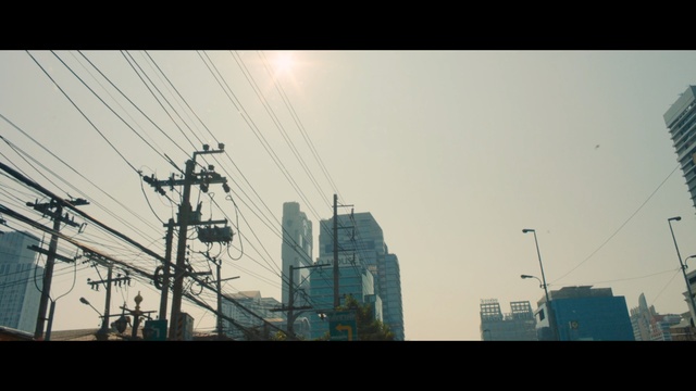 Video Reference: sky, urban area, city, metropolis, skyline, skyscraper, daytime, architecture, building, cityscape