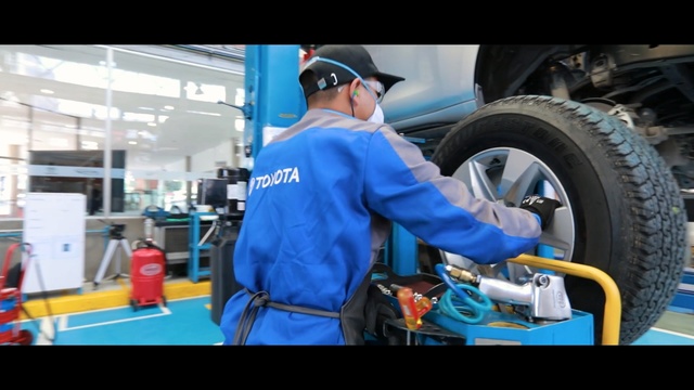 Video Reference: motor vehicle, blue, car, tire, wheel, automotive tire, automotive wheel system, mechanic, vehicle, automotive design