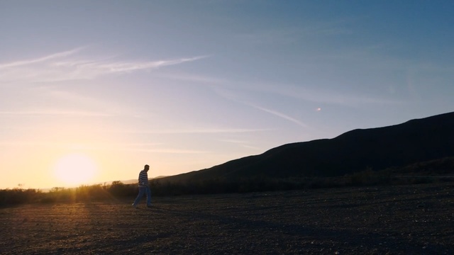 Video Reference: Sky, Cloud, Horizon, Atmospheric phenomenon, Morning, Landscape, Evening, Hill, Sand, Ecoregion