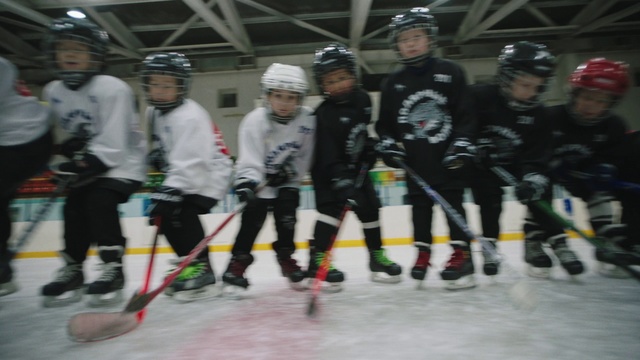 Video Reference: Sports, Team sport, Hockey, Bandy, Stick and Ball Games, Ice rink, Rink bandy, Skating, Tournament, Sports gear