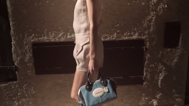Video Reference: Shoulder, Fashion, Bag, Human body, Leg, Baggage, Shoe, Fashion accessory, Satchel, Luggage and bags