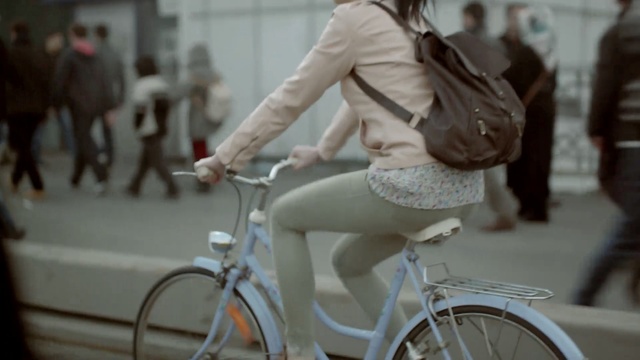 Video Reference: Bicycle, Vehicle, Cycling, Street fashion, Bicycle handlebar, Bicycle accessory, Hybrid bicycle, Bicycle part, Snapshot, Bicycle wheel, Person