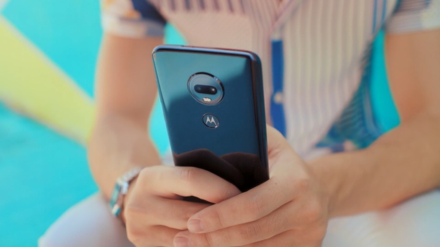 Video Reference: Gadget, Mobile phone, Smartphone, Electronic device, Communication Device, Technology, Portable communications device, Feature phone, Hand, Finger