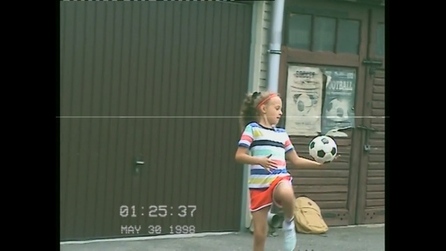 Video Reference: Joint, Shoulder, Standing, Leg, Arm, Knee, Human body, Human leg, Muscle, Photography