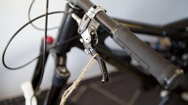 Video Reference: Bicycle part, Bicycle wheel, Bicycle drivetrain part, Bicycle handlebar, Bicycle, Bicycle fork, Bicycle tire, Vehicle, Bicycle accessory, Electrical wiring