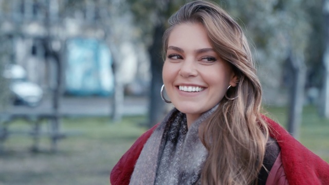 Video Reference: Hair, Face, Facial expression, Smile, Lip, Beauty, Hairstyle, Eyebrow, Street fashion, Blond
