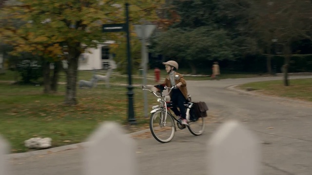 Video Reference: Land vehicle, Bicycle, Vehicle, Cycling, Bicycle accessory, Mode of transport, Road cycling, Lane, Outdoor recreation, Bicycle frame