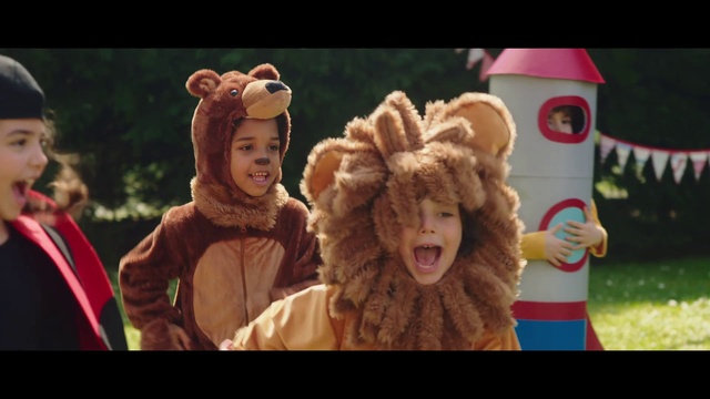 Video Reference: Smile, Gesture, Happy, Entertainment, Fun, Recreation, Performing arts, Event, Leisure, Fur