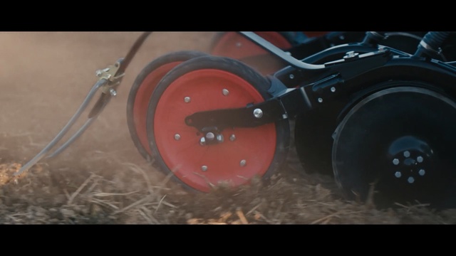 Video Reference: Vehicle, Agricultural machinery, Soil, Wheel, Tractor, Automotive wheel system, Automotive tire, Auto part, Rim