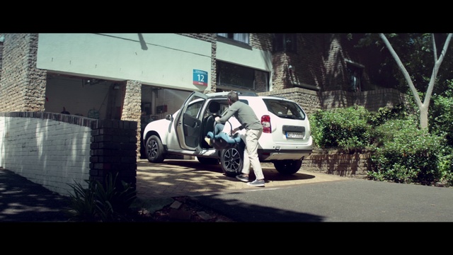 Video Reference: Land vehicle, Vehicle, Car, Sport utility vehicle, Mini SUV, Dacia duster, Chevrolet captiva, City car, Parking, Crossover suv
