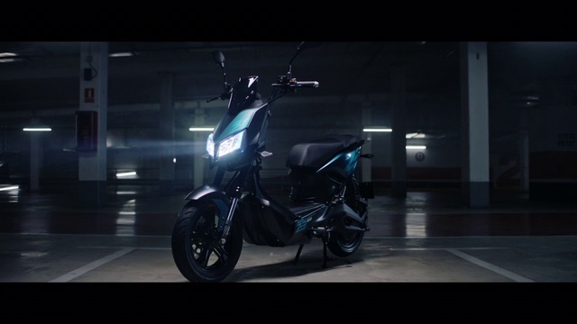 Video Reference: Land vehicle, Vehicle, Motorcycle, Automotive design, Automotive lighting, Automotive exterior, Headlamp, Motorcycling, Car, Automotive wheel system