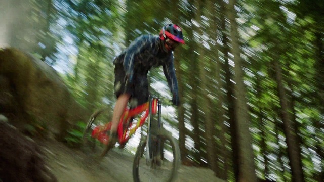 Video Reference: Land vehicle, Cycle sport, Vehicle, Cross-country cycling, Bicycle, Cycling, Downhill mountain biking, Mountain biking, Mountain bike, Freeride