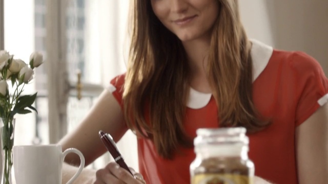 Video Reference: Hair, Skin, Lip, Beauty, Water, Brown hair, Blond, Long hair, Hair coloring, Drink