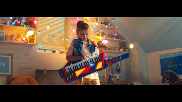 Video Reference: Musical instrument, Keytar, Electronic instrument, Music, Keyboard, Musician, Technology, Electronic device, Guitarist, Melodica, Person