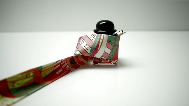 Video Reference: pack, product, scent, perfume, white background, studio