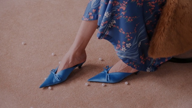 Video Reference: Blue, Footwear, Leg, Human leg, Shoe, Foot, Ankle, Joint, Electric blue, Hand