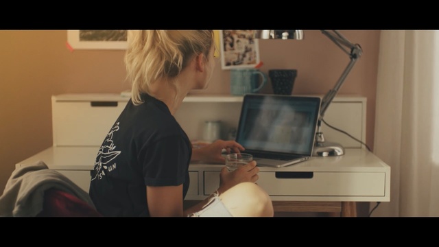 Video Reference: Hair, Shoulder, Blond, Arm, Technology, Electronic device, Leg, Sitting, Muscle, Neck