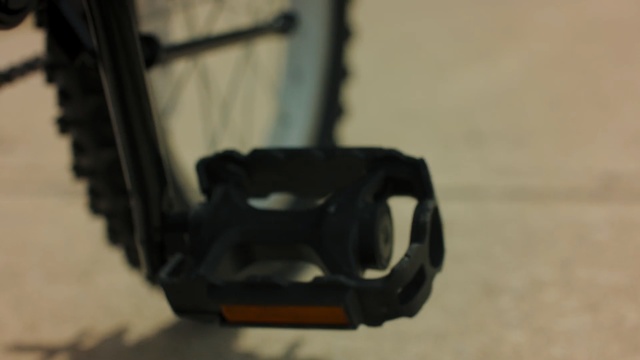 Video Reference: Bicycle drivetrain part, Bicycle part, Crankset, Bicycle pedal, Bicycle, Rim, Wheel, Vehicle
