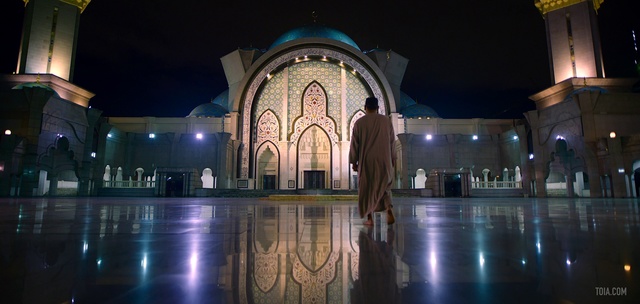 Video Reference: Architecture, Light, Landmark, Lighting, Building, Night, Arch, Mosque, Place of worship, City