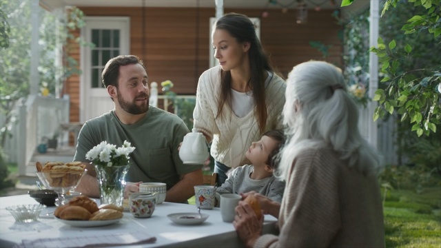 Video Reference: Event, Brunch, Adaptation, Meal, Lunch, Conversation, Recreation, Family