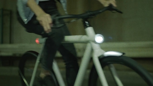 Video Reference: Bicycle part, Bicycle frame, Bicycle wheel, Bicycle, Bicycle handlebar, Bicycle accessory, Bicycle saddle, Bicycle tire, Vehicle, Bicycle fork