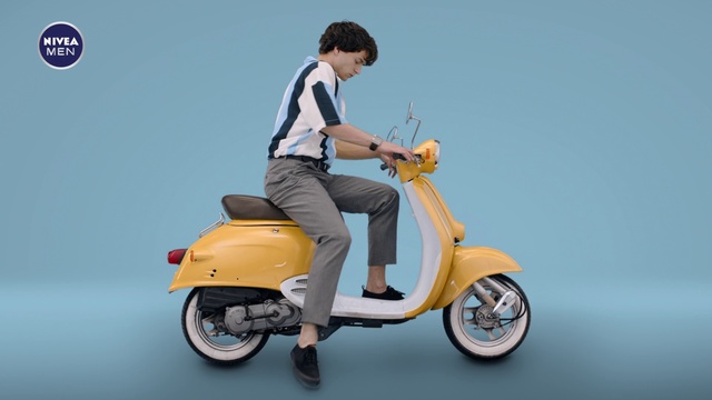 Video Reference: Scooter, Motor vehicle, Vespa, Vehicle, Mode of transport, Yellow, Automotive design, Wheel, Automotive wheel system, Car