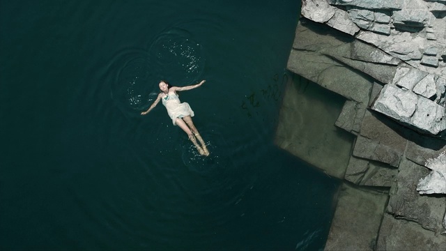 Video Reference: Green, Water, Jumping, Adventure, Bungee jumping, Recreation, Photography, Reflection, Leisure, Sea