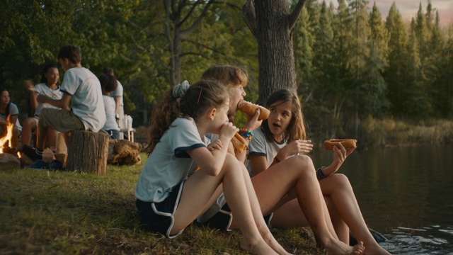 Video Reference: People in nature, Photograph, People, Sitting, Fun, Friendship, Photography, Tree, Interaction, Summer, Person