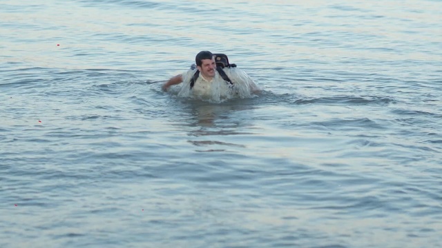 Video Reference: Water, Recreation, Swimming, Vacation, Leisure, Fun, Sea, Wave, Sky, Open water swimming