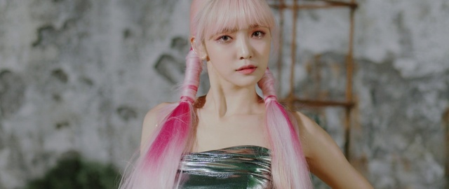 Video Reference: Hair, Pink, Hairstyle, Beauty, Blond, Shoulder, Hair coloring, Fashion, Lip, Bangs
