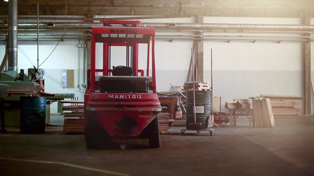 Video Reference: Vehicle, Mode of transport, Transport, Car, Wheel, Forklift truck, Machine, Person