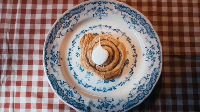 Video Reference: dishware, plate, tableware, baking, dessert, cream, dairy product, whipped cream, saucer, serveware