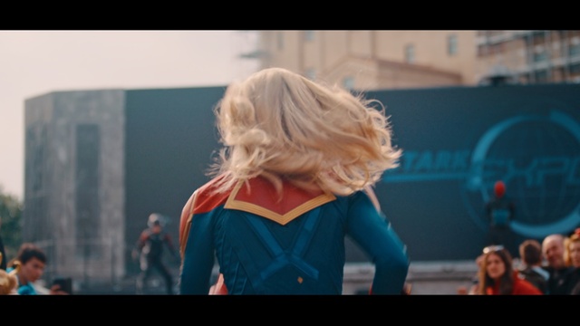 Video Reference: Hair, Blond, Beauty, Hairstyle, Electric blue, Street fashion, Fashion, Long hair, Photography, Screenshot