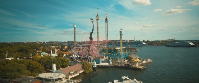 Video Reference: Landmark, Metropolitan area, City, Tourist attraction, Urban area, Marina, Vehicle, Harbor, Waterway, Infrastructure